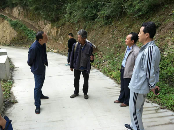 隴運(yùn)集團(tuán)公司黨委書記、董事長(zhǎng)李寅祥同志深入琵琶鎮(zhèn)寧強(qiáng)村開展幫扶工作
