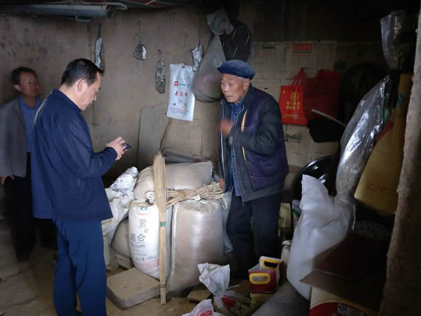 隴運(yùn)集團(tuán)公司黨委書記、董事長(zhǎng)李寅祥同志深入琵琶鎮(zhèn)寧強(qiáng)村開展幫扶工作