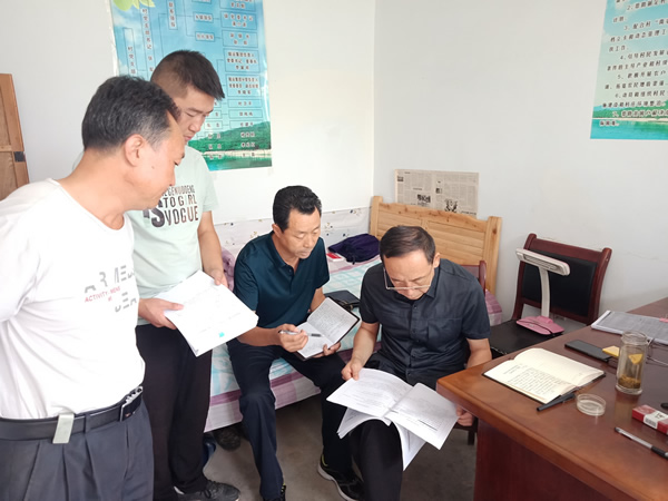 隴運(yùn)集團(tuán)公司黨委書記、董事長李寅祥深入琵琶鎮(zhèn)寧強(qiáng)村檢查指導(dǎo)幫扶工作