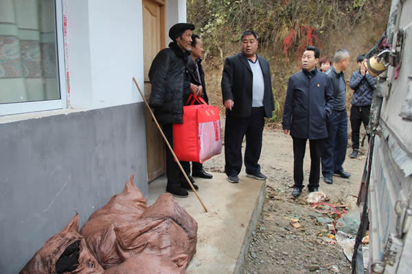 隴運(yùn)集團(tuán)公司開展“解難題、辦實(shí)事、送溫暖”主題黨日活動(dòng)
